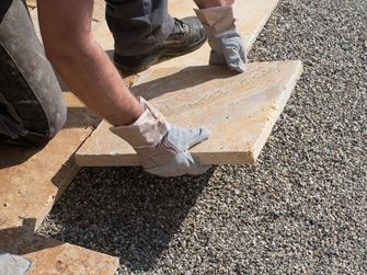 Natuurstenen terrasplanken in een splitbed leggen