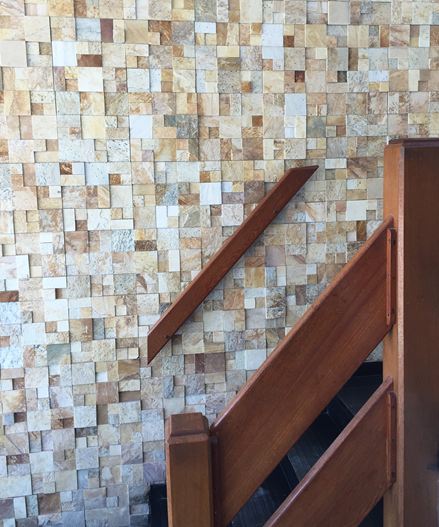 Natuurstenen bekleding van kwartsiet in het trappenhuis