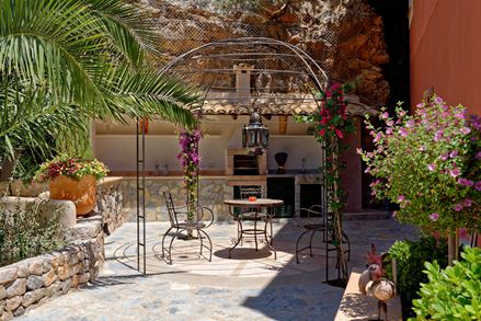 Perfect gecoÃ¶rdineerd: Filigraan ijzeren beugels passen perfect in een mediterrane omgeving.