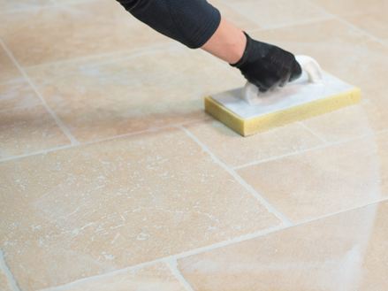Travertin tegels worden gereinigd na het leggen
